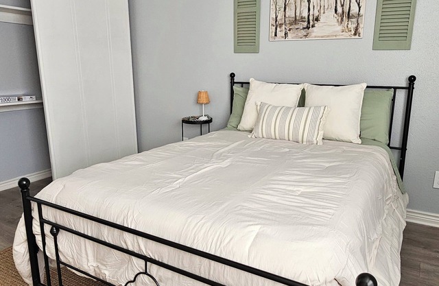 Fully Furnished 1-bedroom apartment in the medical district of charming Lufkin