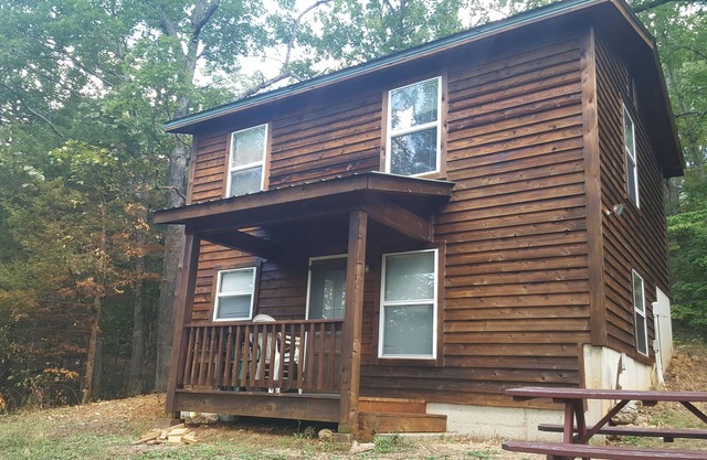 Fully modern 'rustic' cottage with hiking and floating oppurtunities nearby.