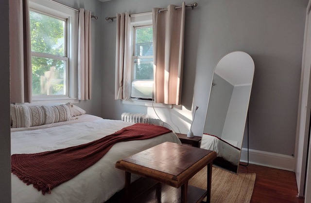 Fully Private 1BR Home King Bed Walk to Train & Downtowns – Near NYC & EWR