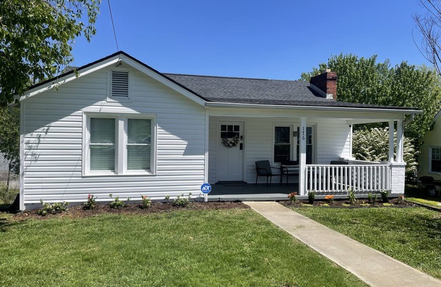 Fully remodeled cottage within 15 minutes of everything!