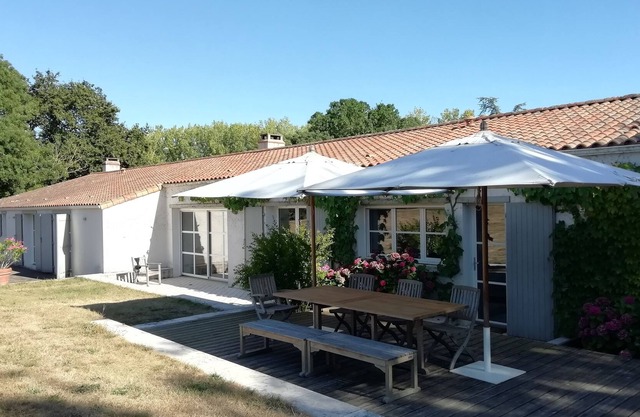 Fully renovated farmhouse, 14 people, heated swimming pool, large spaces, quiet