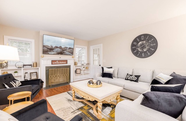 Fully Renovated 5BR Historic Retreat - Walk to High Point U & Market - Sleeps 14