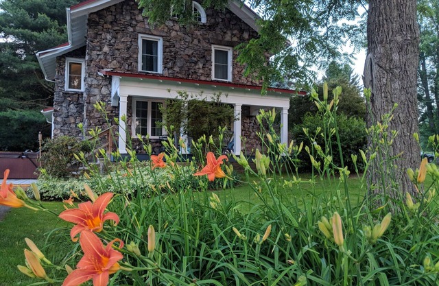 Fully renovated, charming stone house at the confluence of the 3 rivers