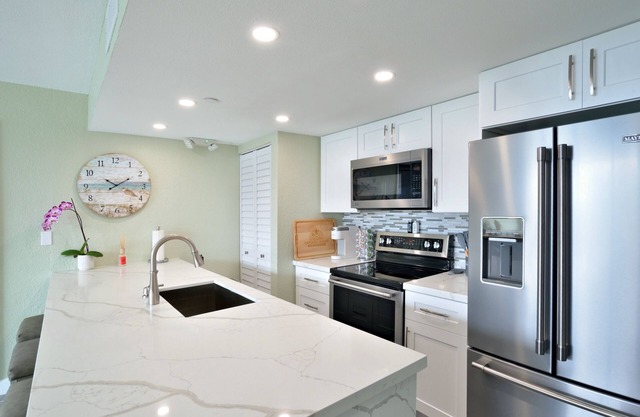 Fully renovated Condo with Private Balcony, Shared Pool, Hot Tub and Parking