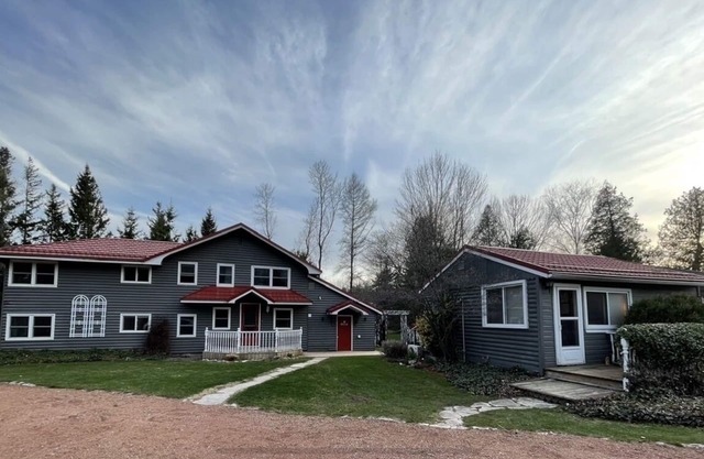 Fully Renovated Cozy Cottage, 1 minute walk to beach, park, trails, & splash pad