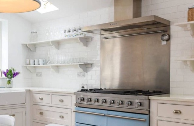 Fully renovated townhouse in heart of Winchester's cathedral streets