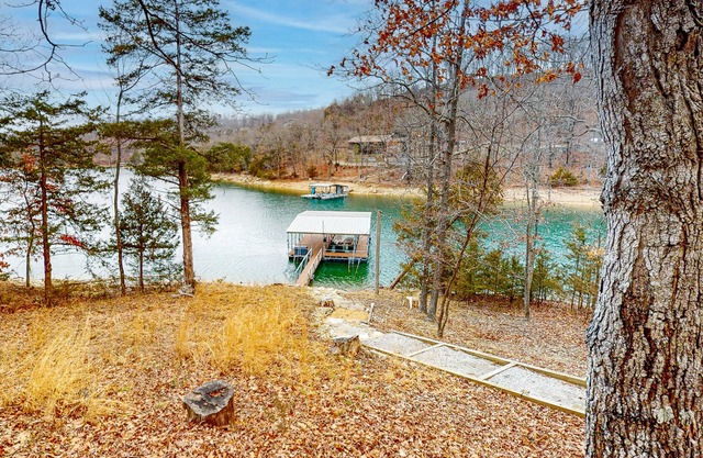 Fully renovated lakefront apt. with lake access, paddleboards & W/D
