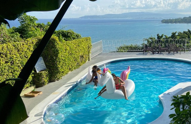 Fully Staffed, private pool, breakfast included, ocean view villa for groups!