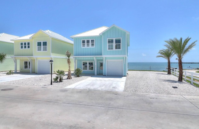 Fulton Breeze! Waterfront, Pool, Private Hottub, Walk to Restaurants and Pier