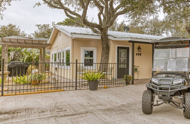 Fulton cottage Steps from the Bay with golf cart!