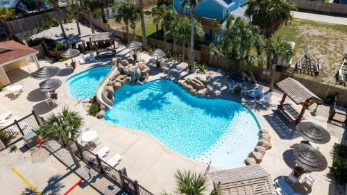 Fun 4 Bedroom - Resort Pool Sleeps 12