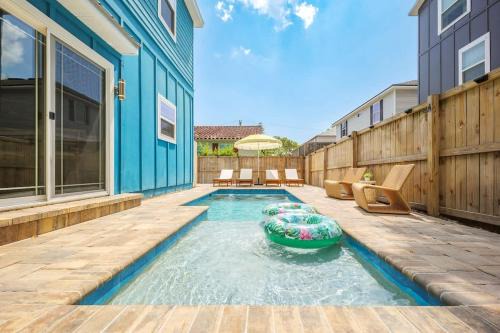 Fun & airy Florida vacation home with private pool