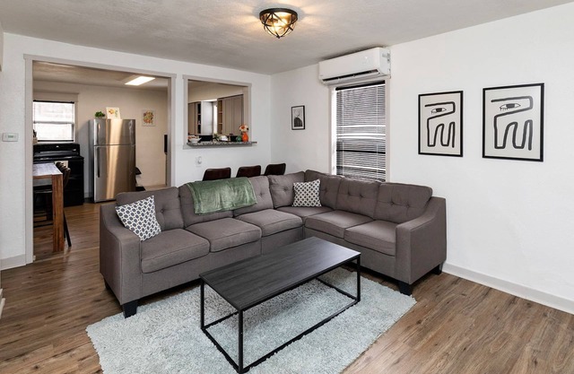 Fun Backyard ~Close to Downtown~Pet Friendly~4BDRM