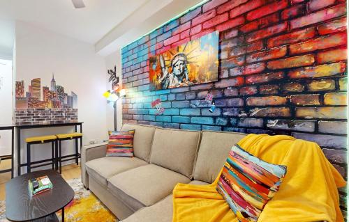 Fun & Colorful Getaway, 15 Minutes To NYC