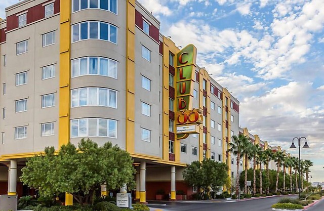 Fun & funky resort close to the Strip