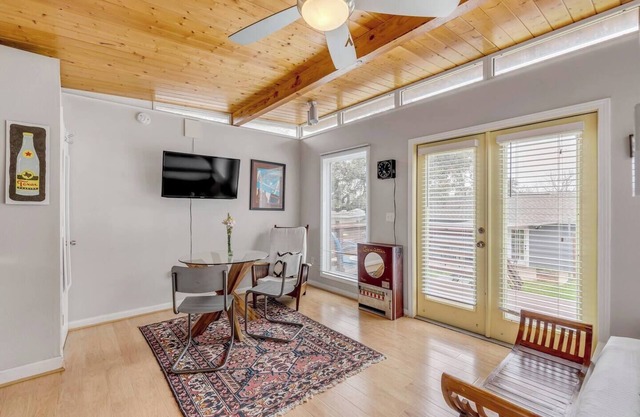 Fun Hip Home + Guesthouse in Austin's SoCo! Perfect For ACL/SXSW! POOL & HOT TUB