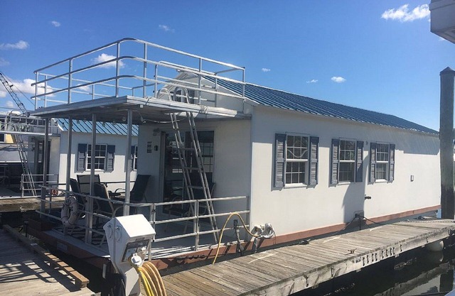 Fun houseboat. Walk to Boston attractions WIFI