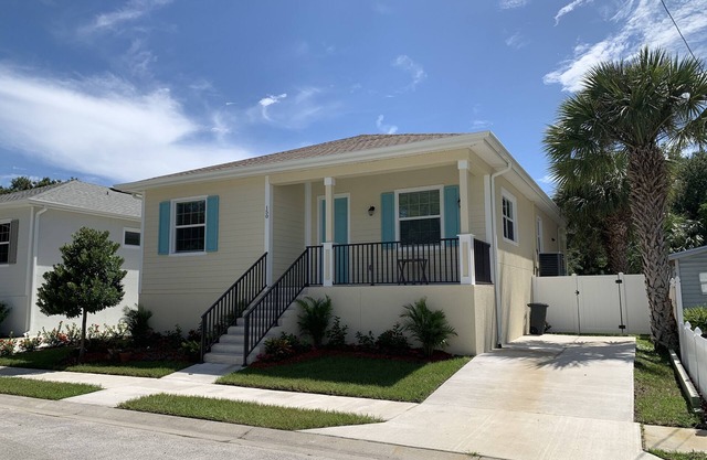 Fun location, walking distance to docks, new pickleball courts & near beaches