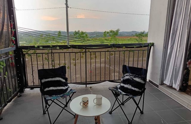 Fun Park Master King bedroom(Balcony+Private Garden+WiFi+Parking+KitchenLaundry)