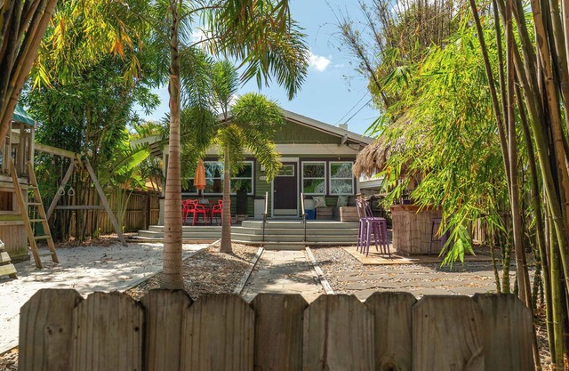 Fun Urban Oasis: Bohemian Bungalow - Prime St Pete