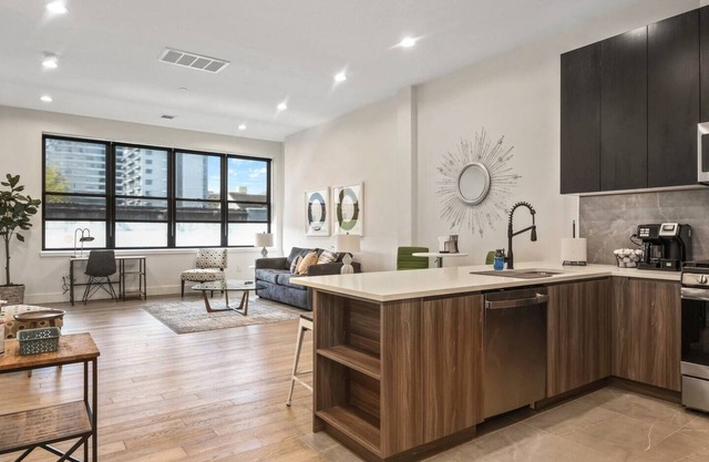 Funky ! 2BR Lux ! Free parking! 30 min to NYC