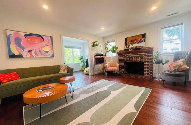 Funky and cozy home ! A little bit of everything for everyone.