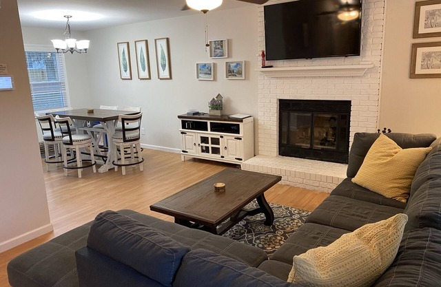 Fuquay-Varina Home 5 min. from Shopping and Dining