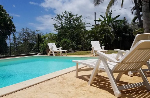 Furnished 2 persons, swimming pool, near the sea