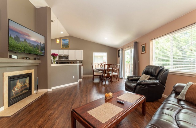 Furnished 30+ day rental close to Old Mill! Dog Friendly!