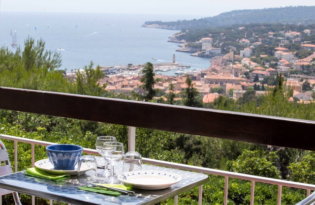 Furnished accommodation rated 3*. Private terrace. Sea view - Parking Beach access