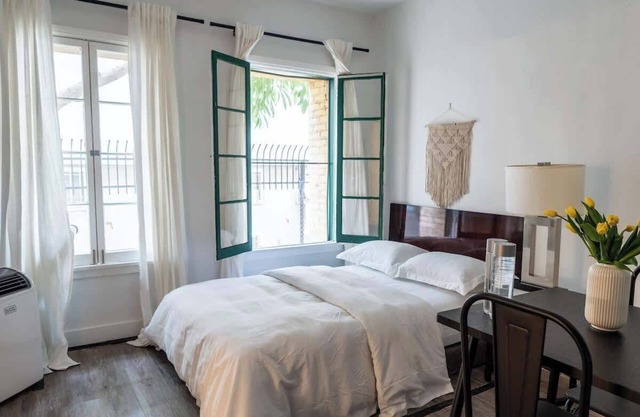 Furnished Bachelor in Hollywood
