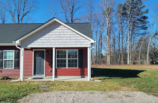 FURNISHED Corporate Apartment - 5 min to I85 and Hwy 29. Travelers Haven