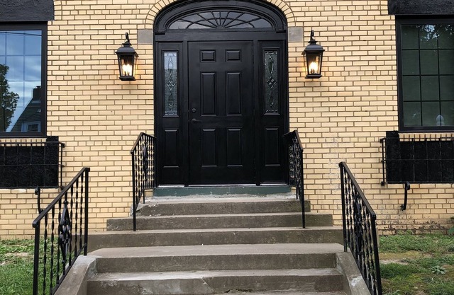 Furnished fully renovated Art Deco Apt great for traveling nurses and doctors