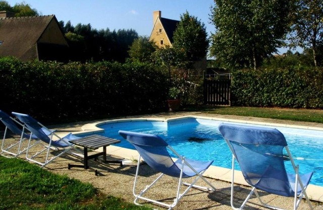 Gîte 4 pers avec piscine chauffée et jardin au bord de la Vègre, proche village médiéval. - FR-1-410-152