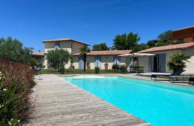 Gîte Crest, avec terrasse et piscine.