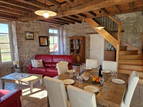 Gîte en pierre à Charroux avec piscine, idéal pour familles et amis - FR-1-489-567