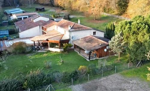 Gîte familial calme avec piscine, vue sur les chevaux