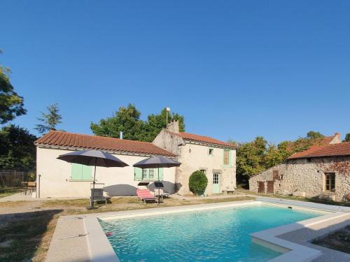 Gîte rénové à Charroux avec piscine privée et terrasse - FR-1-489-394