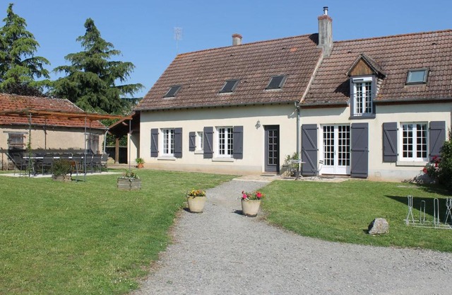 Gîte spacieux en pleine nature avec grand jardin, activités extérieures, proche sites historiques et commerces - FR-1-591-185