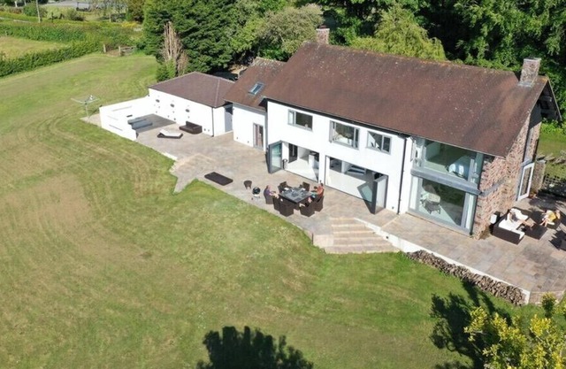 (G)STUNNING SUBSTANTIAL HOUSE IN EXCLUSIVE LOCATION