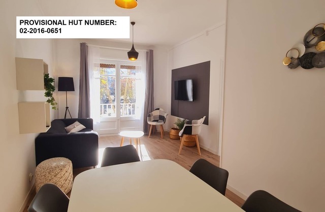 G11 nice 4 Bedrooms Apartment With Balcony, in Sagrada Familia. Exiample