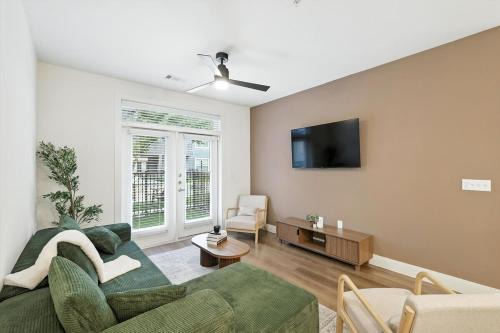 G11036, 2BR Luxury Stay by Top Golf, Resort Pool & Gym, Near Stockyards