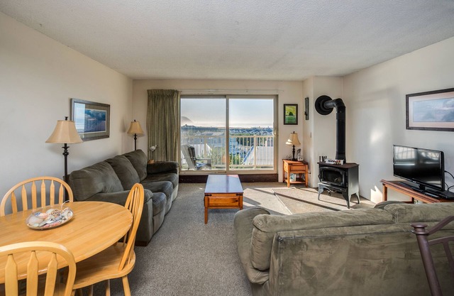 G643 1 Bedroom 2nd floor Pet Friendly No Cleaning Fees