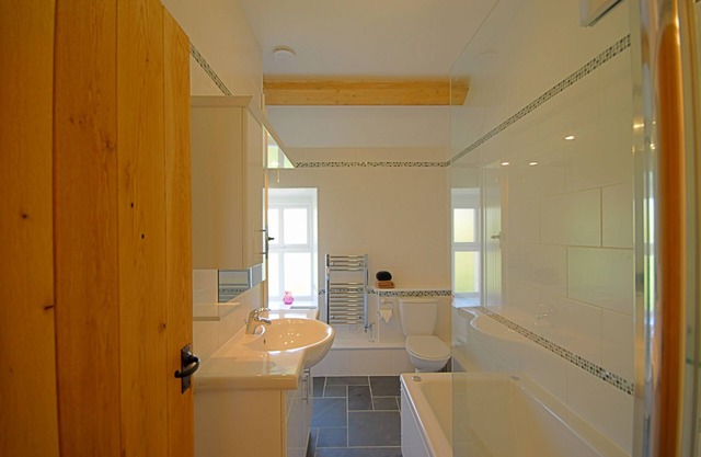 Gadlys Farmhouse and Cottage Combined - sleeps 12 guests in 6 bedrooms