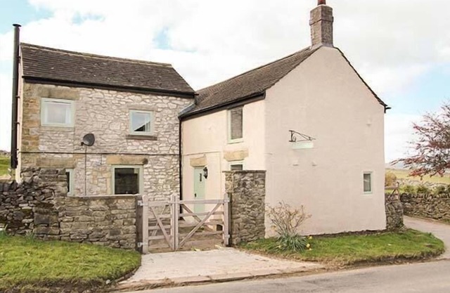 GALENA COTTAGE, pet friendly, character holiday cottage in Tideswell
