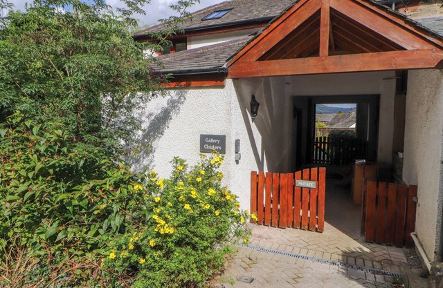 GALLERY CLOISTERS, pet friendly, character holiday cottage in Keswick
