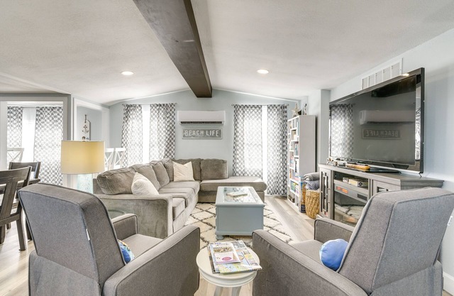 Galveston Getaway w/Shared Yard, Walk to Seawall!