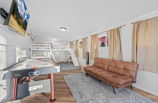 Game room, Fenced-in patio, Guest Home