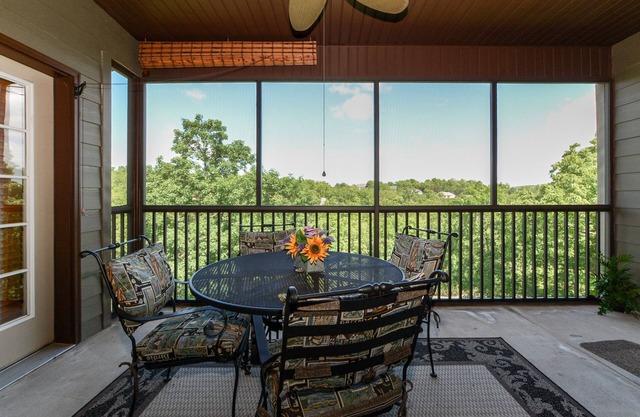 Game Room, Golf View, 2 miles to SDC