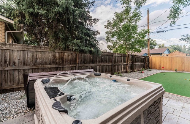 Game Room- Hot Tub- Sauna & Projector!